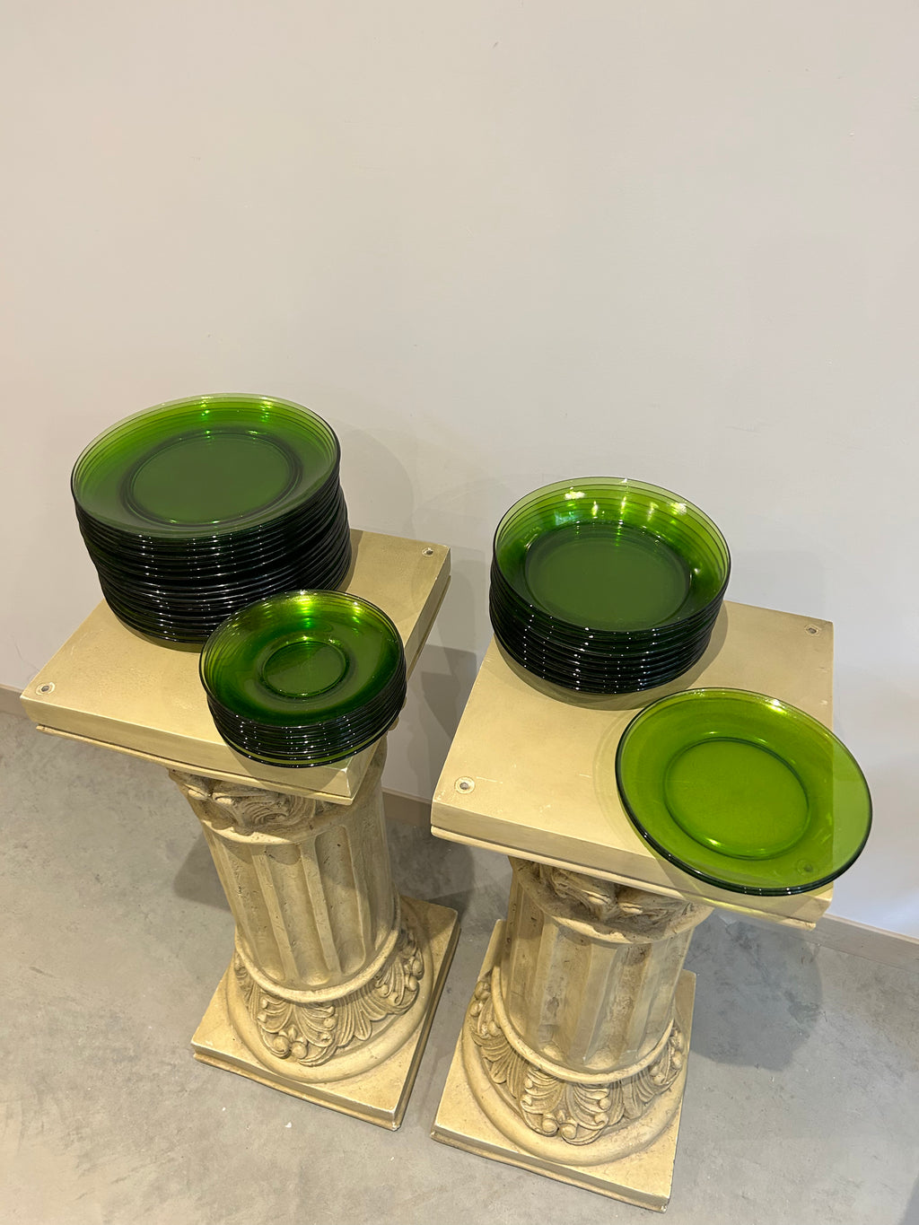 Sélection d'assiettes et bols en verre vert
