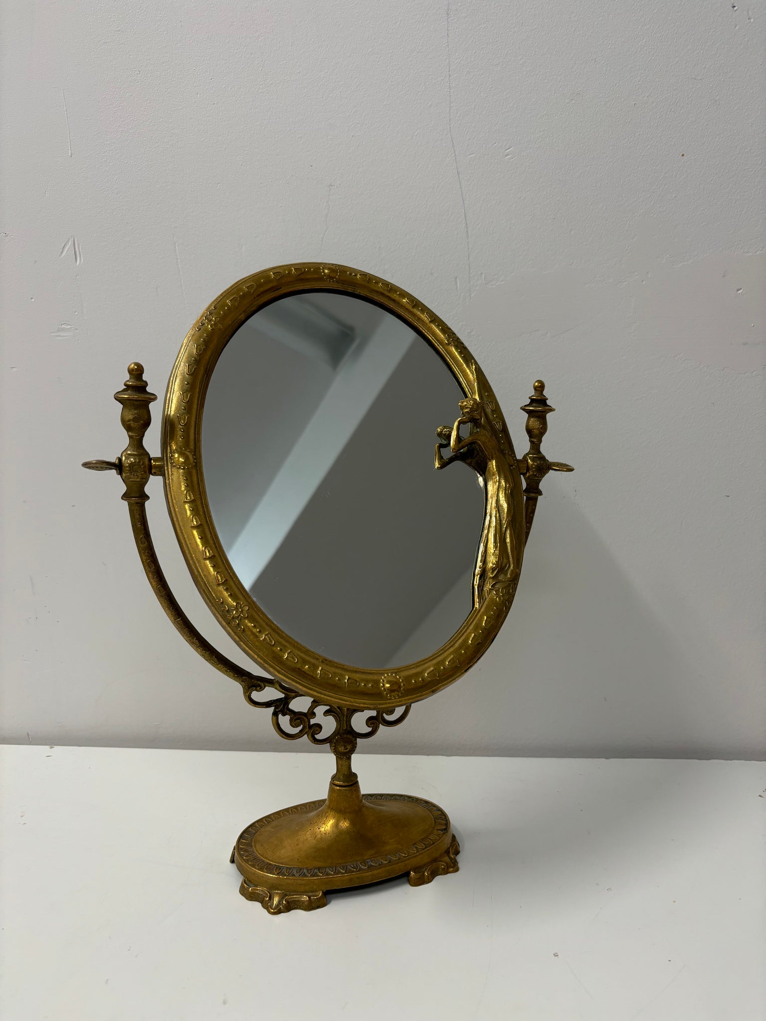 Miroir de table antique orné en laiton solide