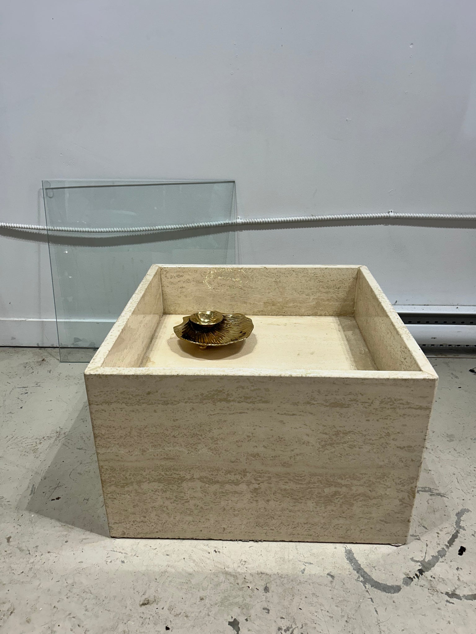 Table cube en travertin avec vitre