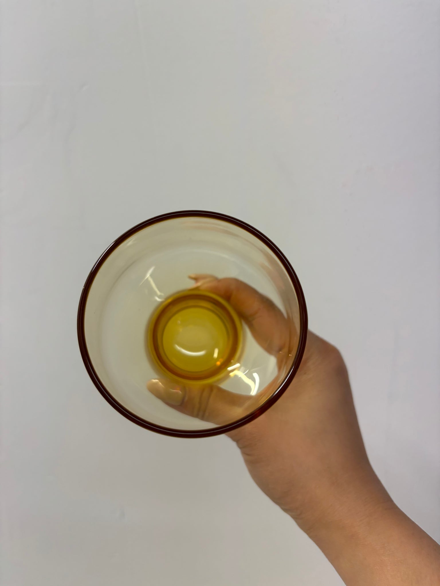 Verres d’eau en verre jaune