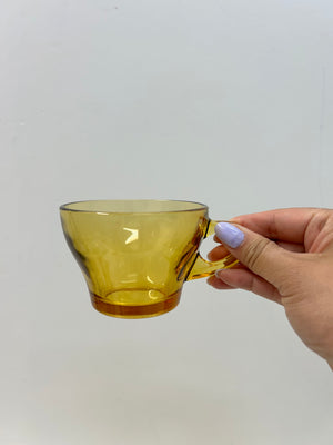 Ensemble de tasses en verre jaune