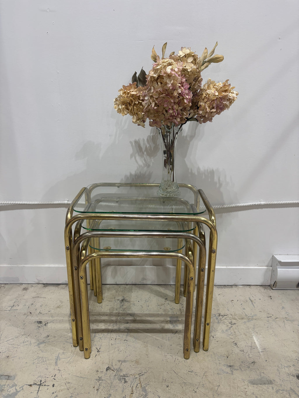 Petites tables d’appoint gigognes dorées laiton