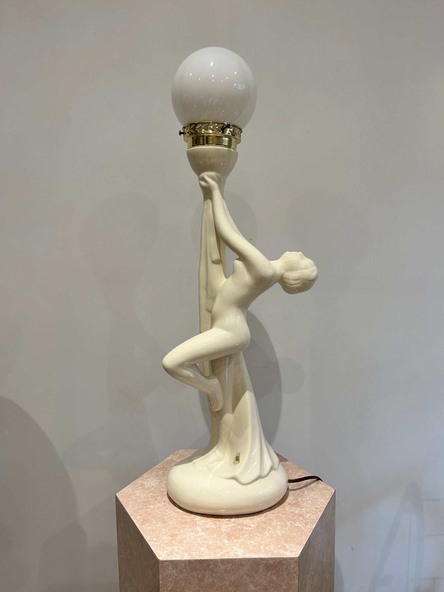 White porcelaine art deco lady lamp
