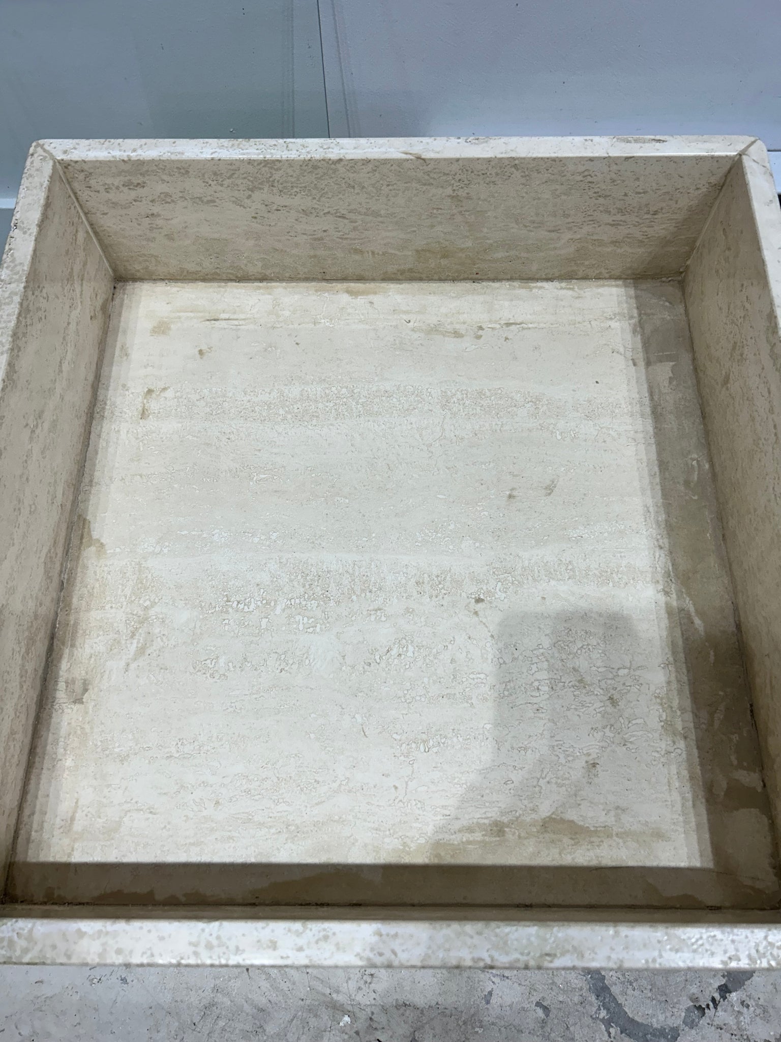 Table cube en travertin avec vitre