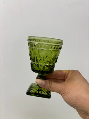 Verres vert sur pied en verre