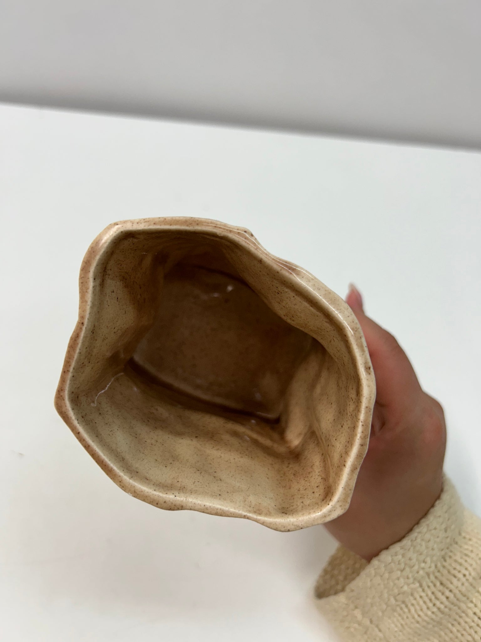 Petit vase en poterie de style paper bag