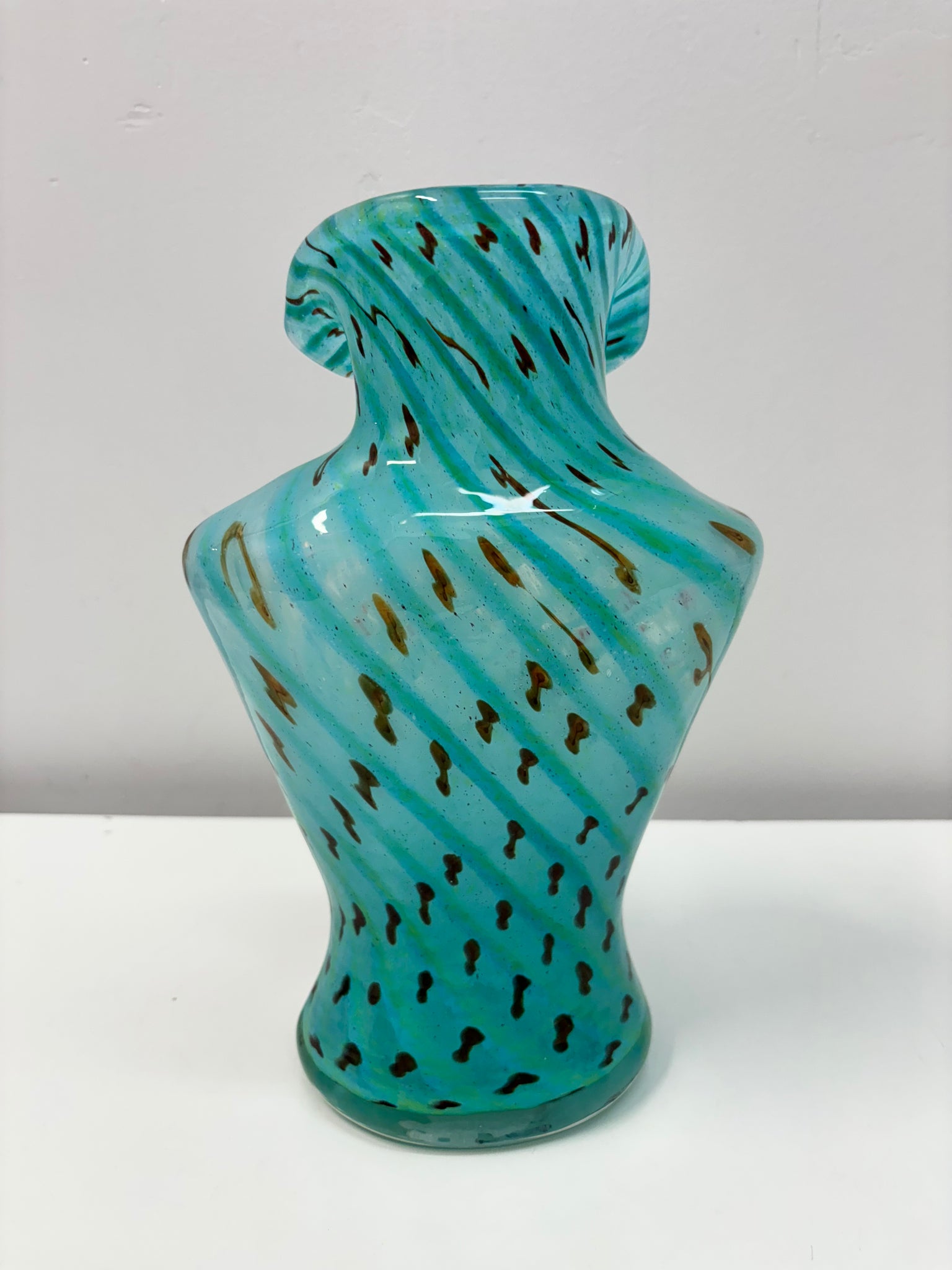 Vase de corps bleu en verre de style Murano