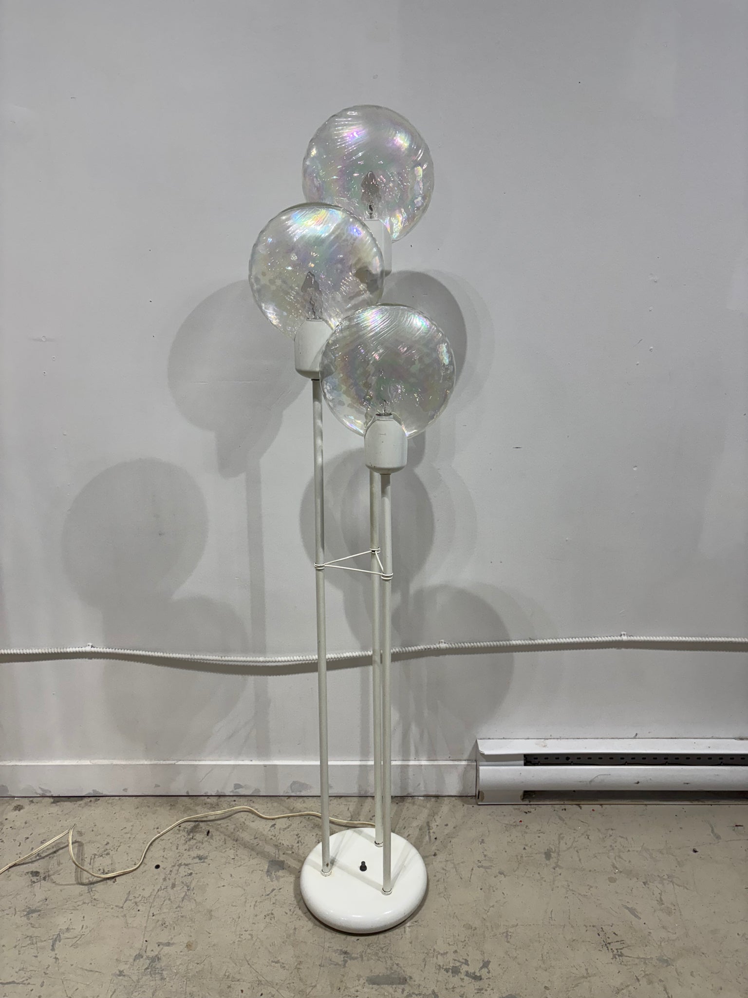 Lampe de plancher lollipop blanche avec globes irisés