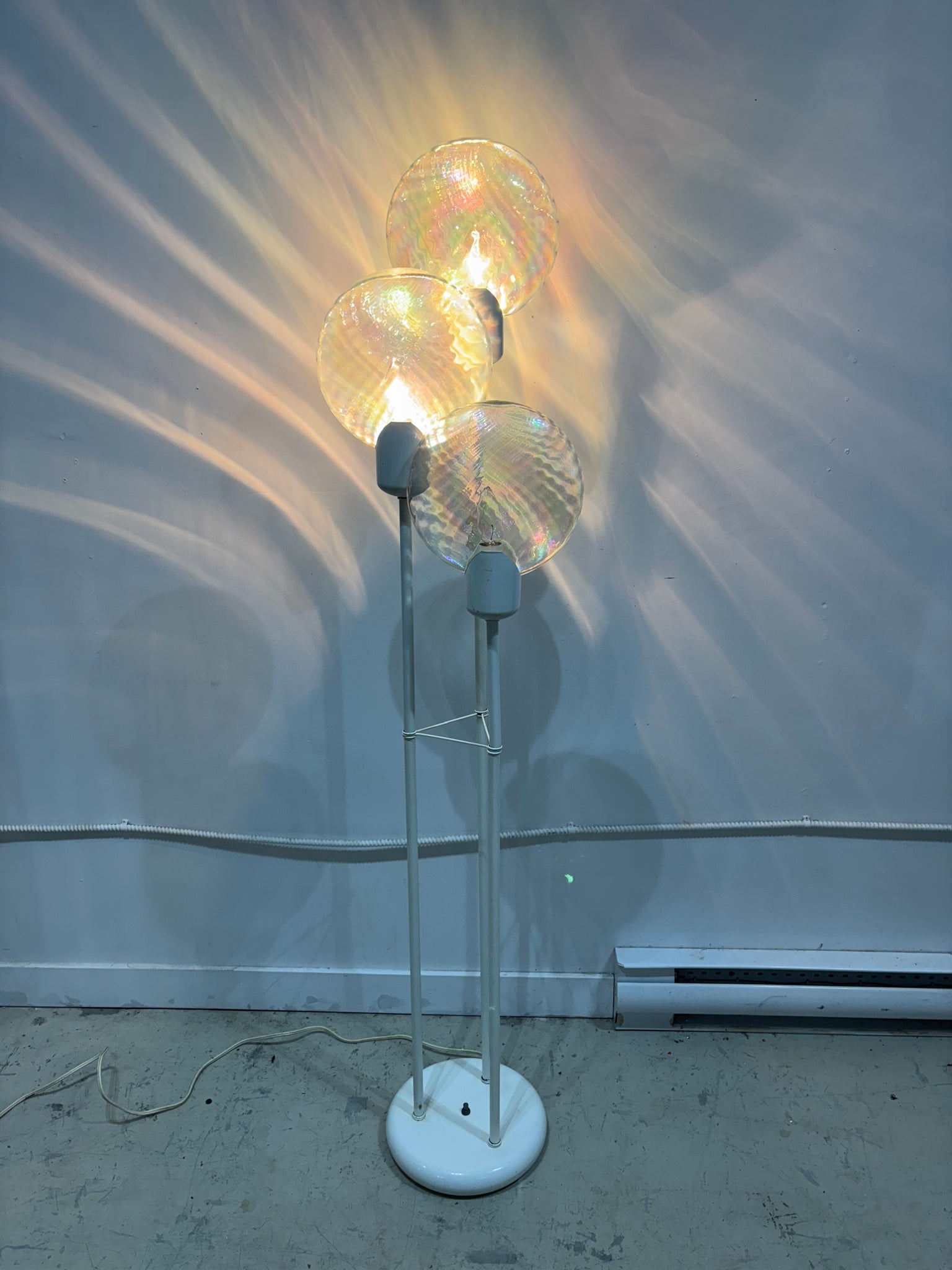 Lampe de plancher lollipop blanche avec globes irisés