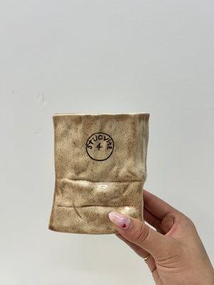 Petit vase en poterie de style paper bag