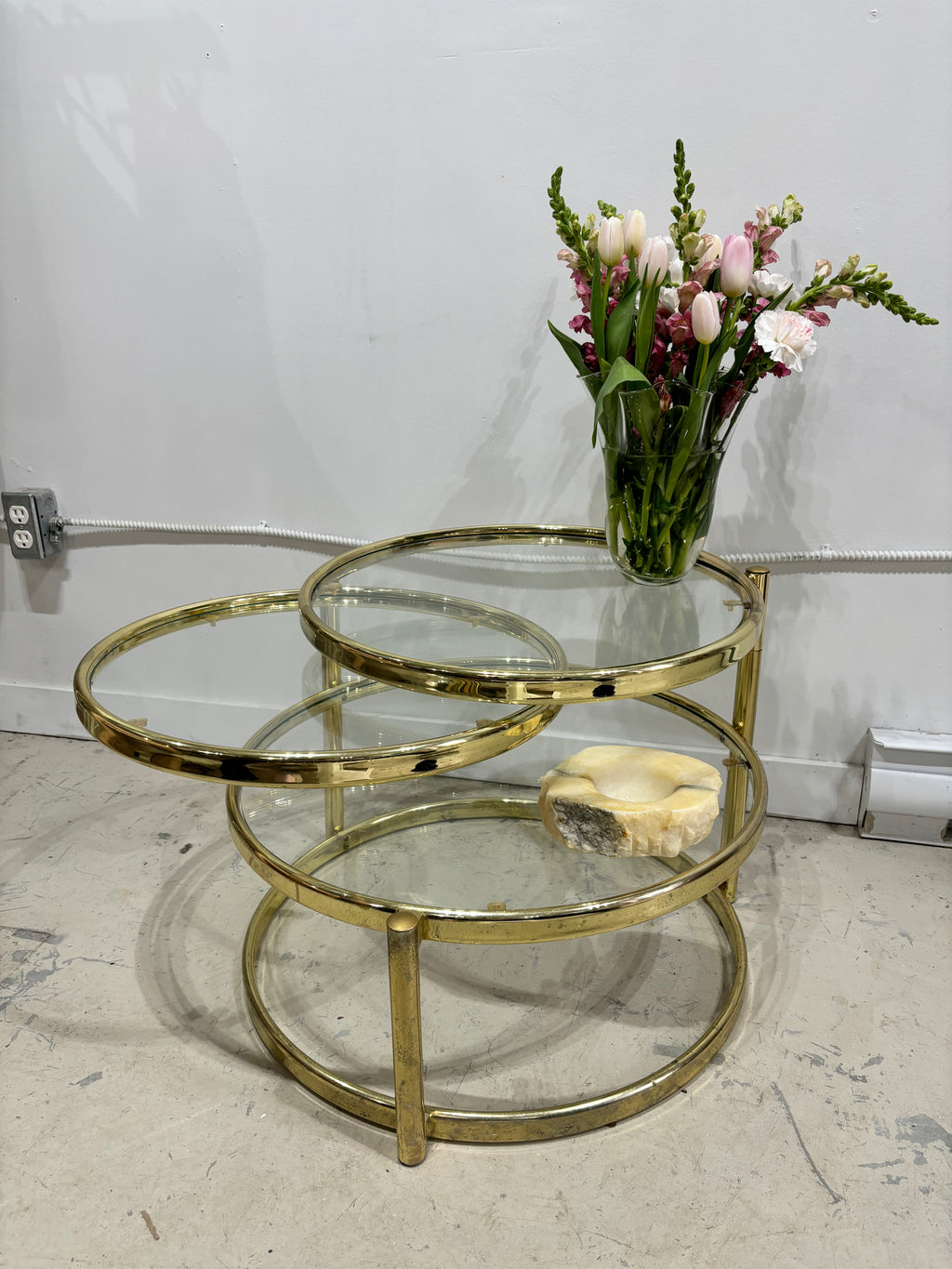 Table à café ronde pivotante en laiton doré et verre