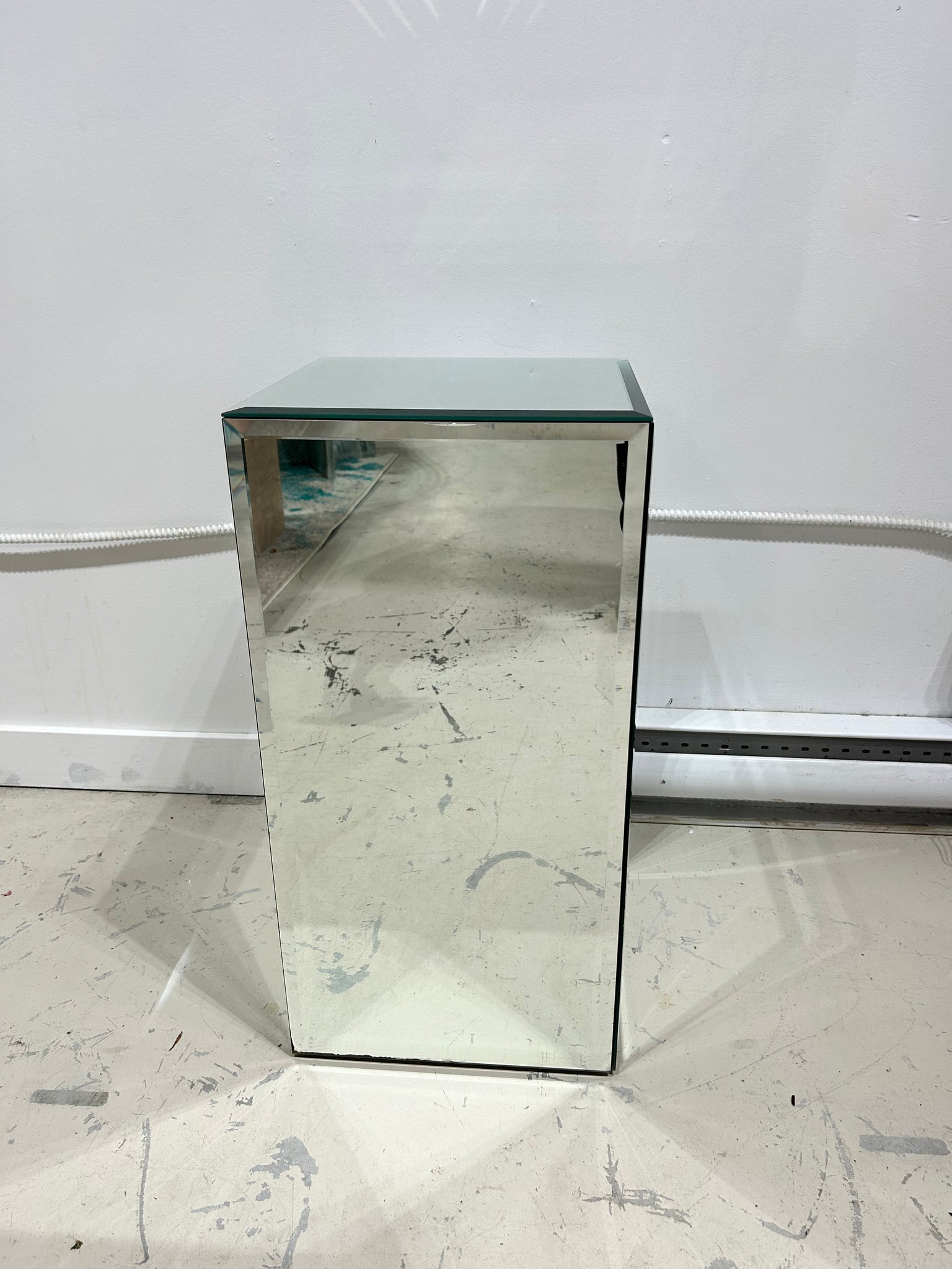 Small mirror podium