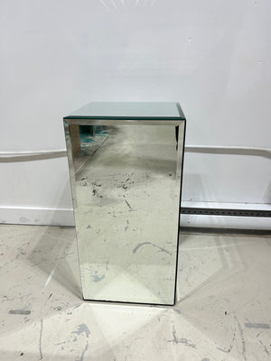 Small mirror podium