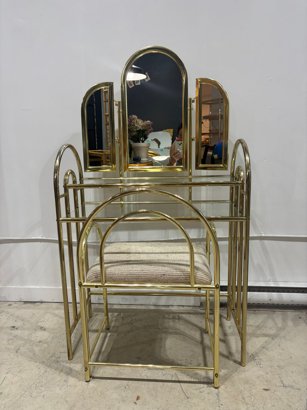 Meuble vanité doré laiton verre avec miroirs triples