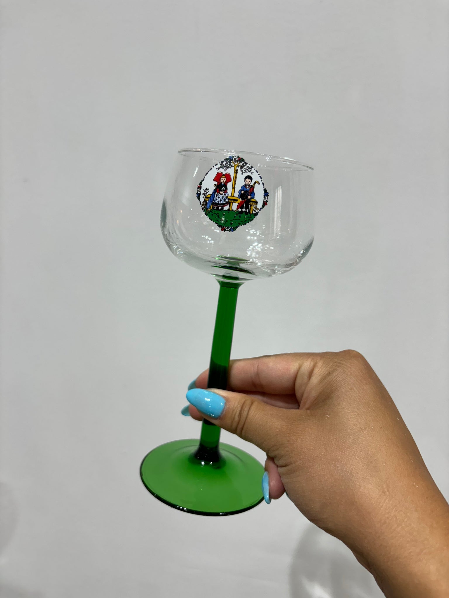 Verres de vin Alsacians avec pieds verts