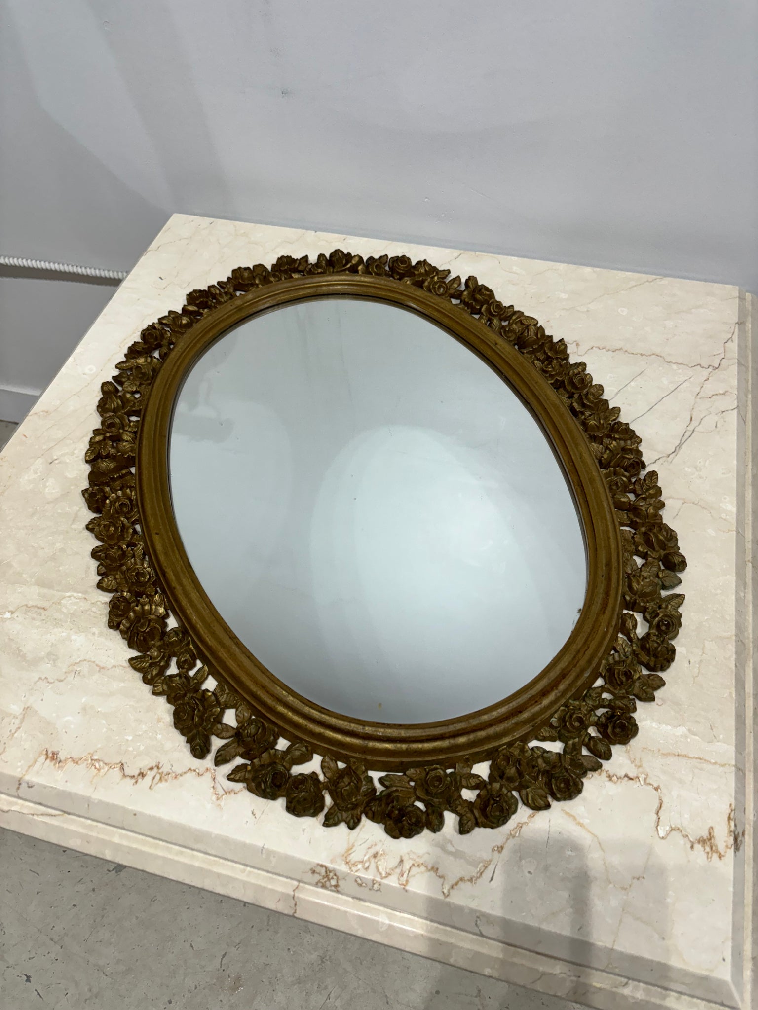 Miroir oval antique avec roses