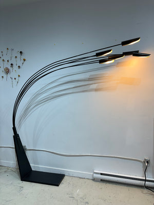 Lampe de plancher arche en métal noir avec quenouilles