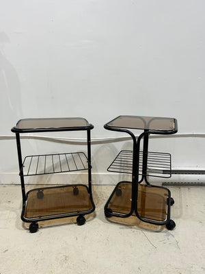 Petites tables d’appoint en métal noir sur roues avec vitres smokey black