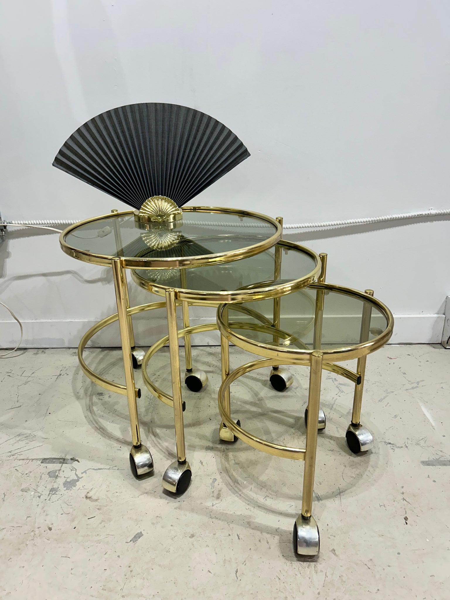 Petites tables d’appoint rondes en laiton doré sur roues