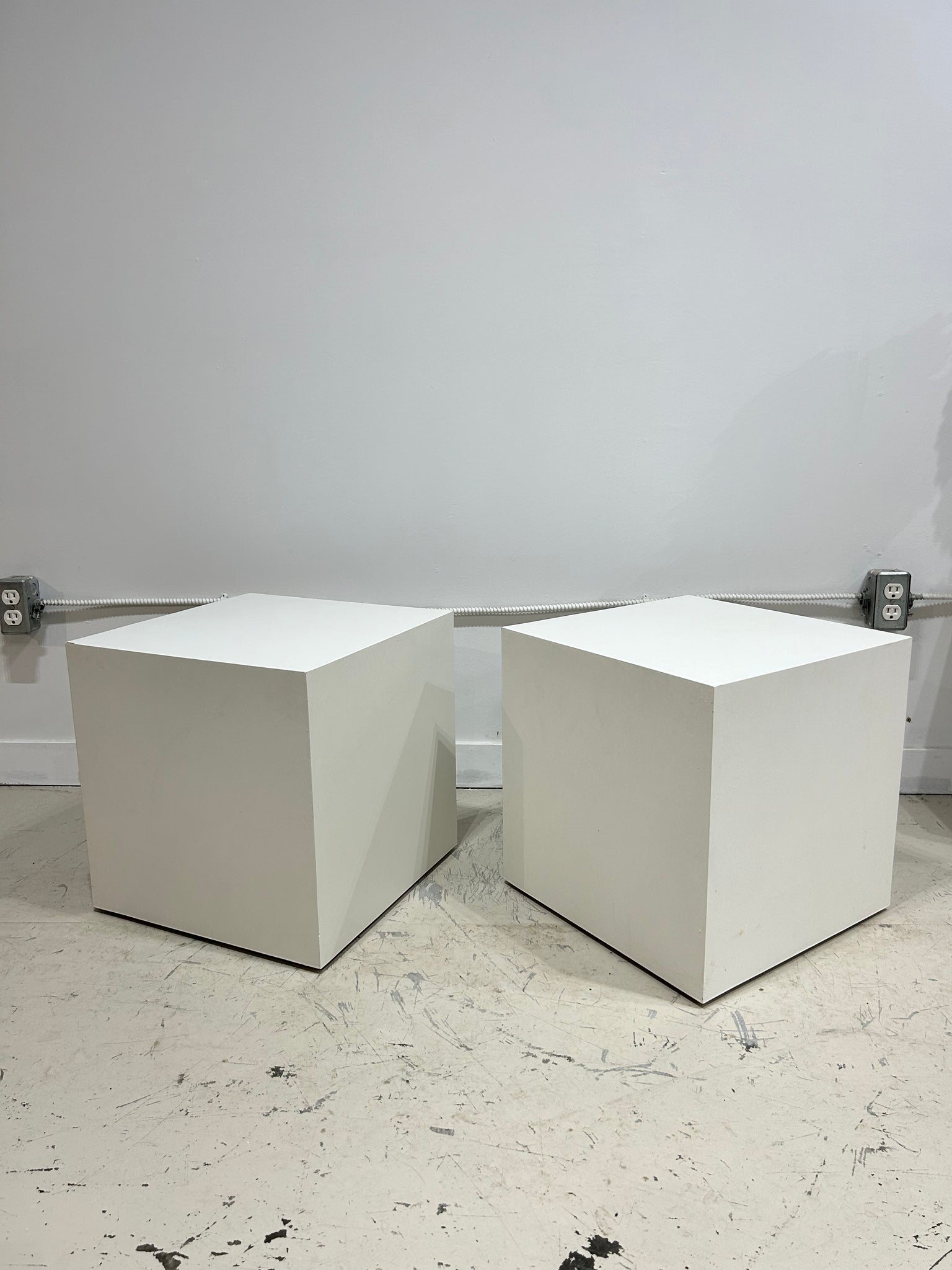Duo de cubes blancs en bois
