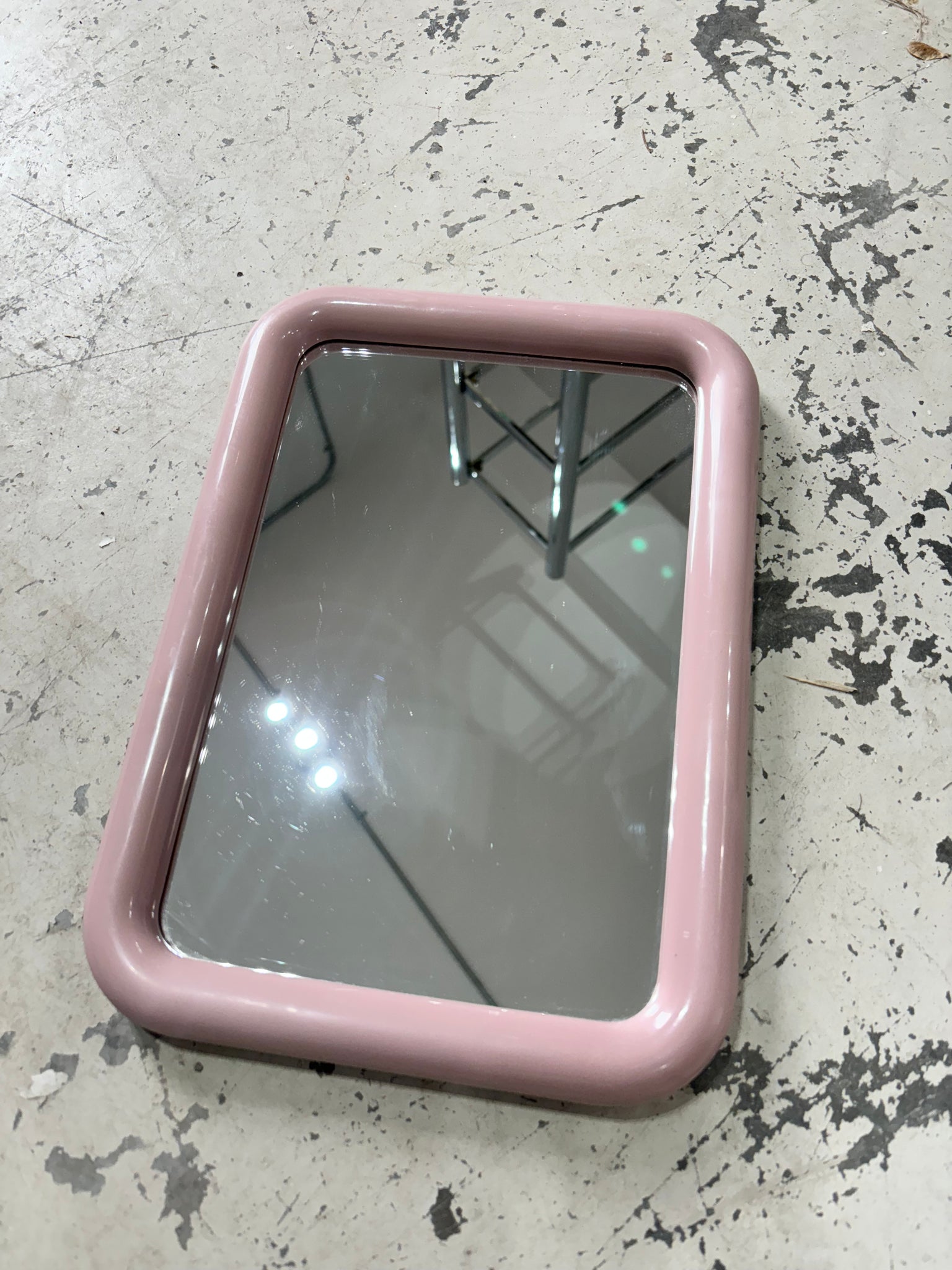 Petit miroir rectangulaire en plastique vieux rose