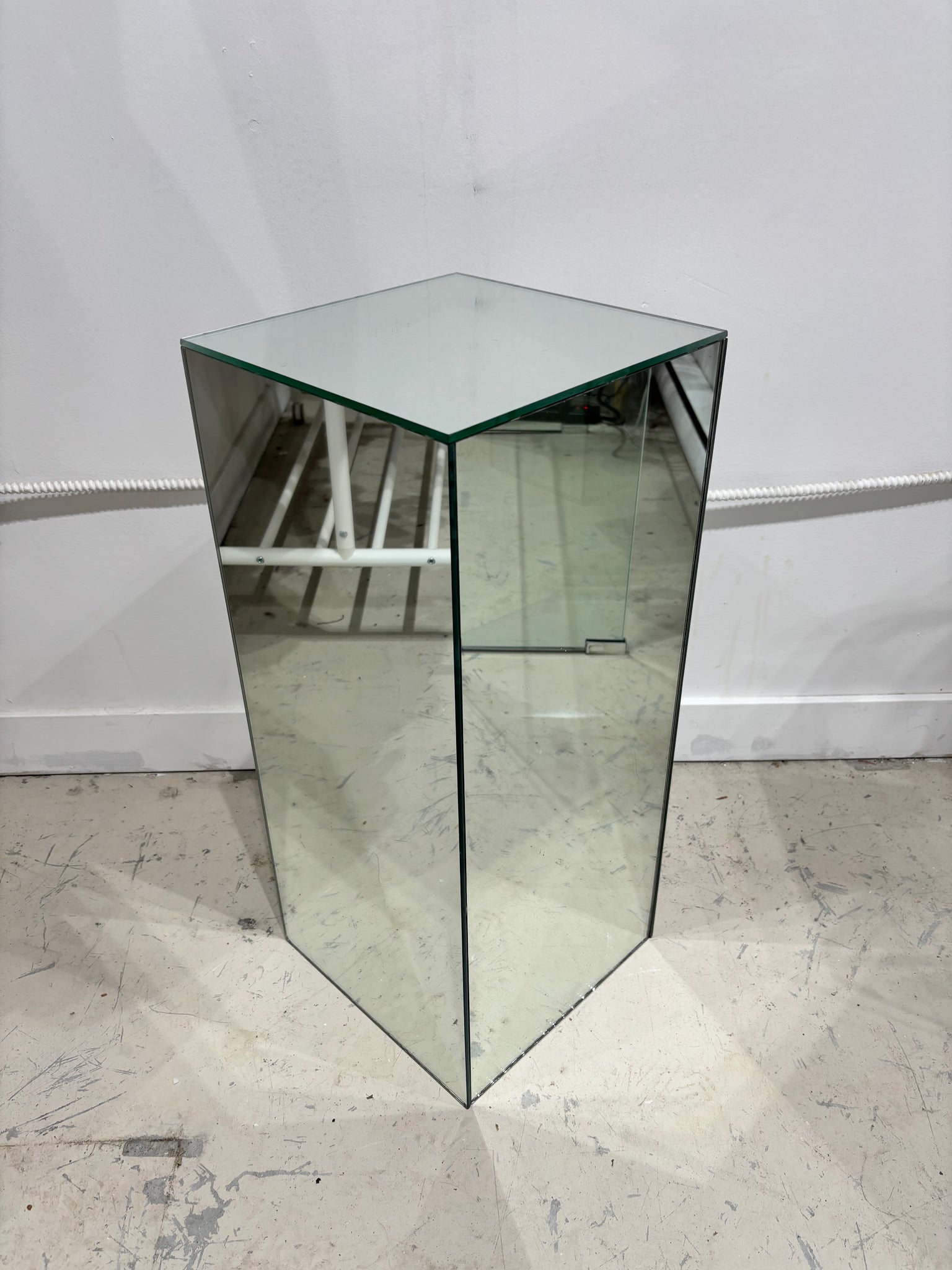 Petite colonne podium en miroirs