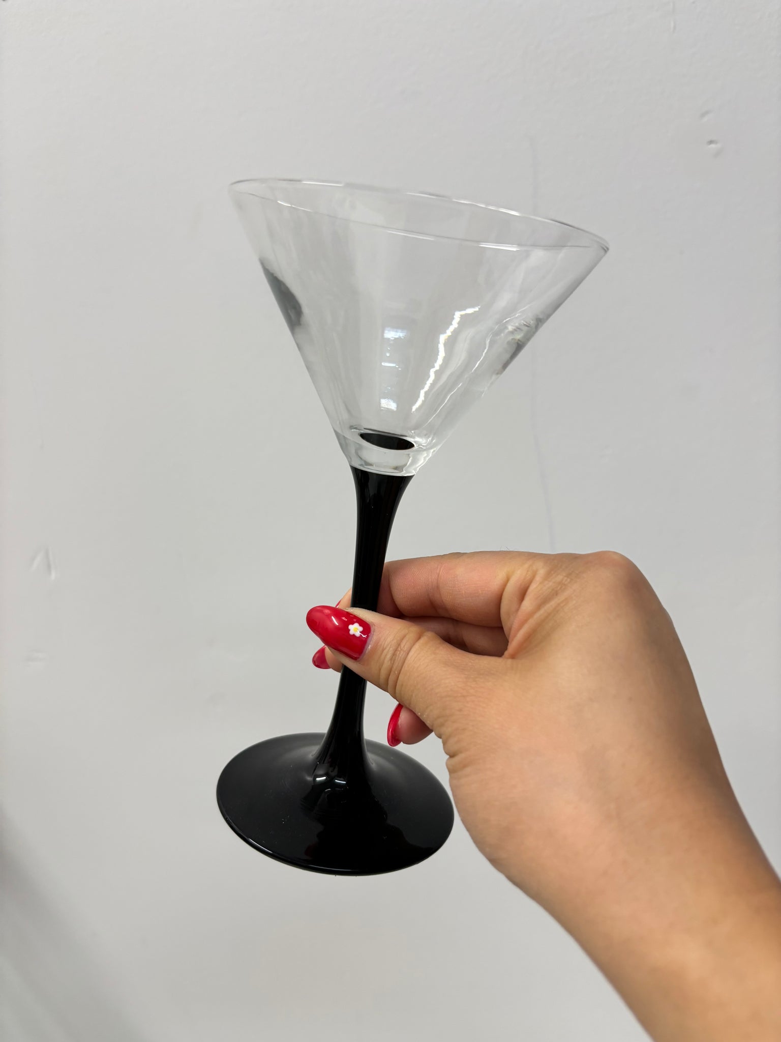 Verres à martini en verre avec pieds noirs