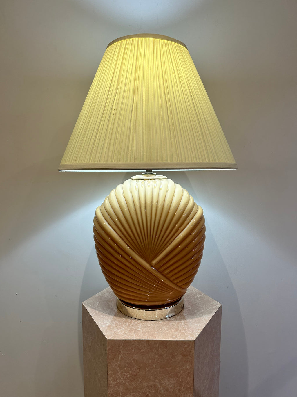 XL beige art deco glass seashell lamp