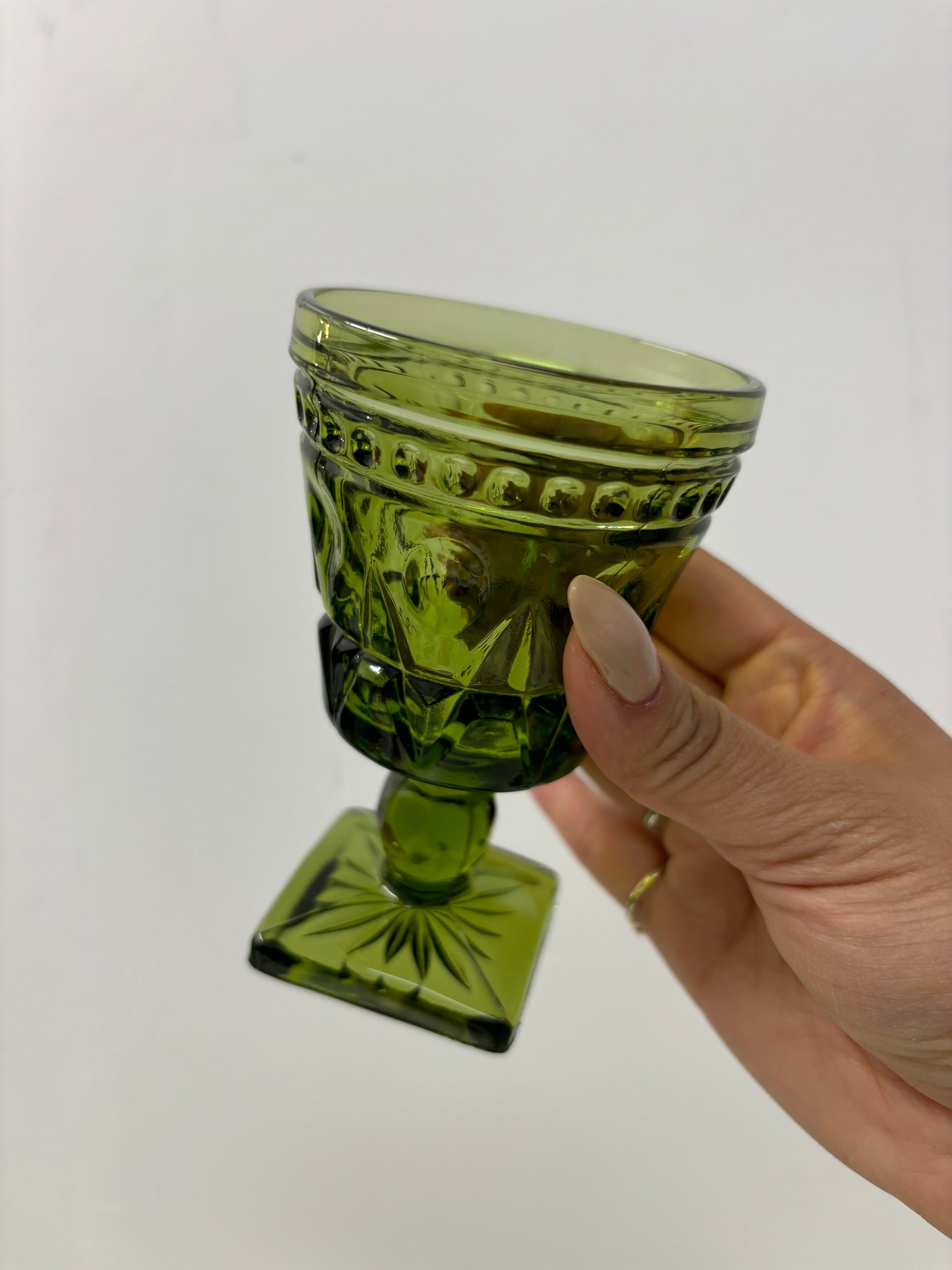 Verres vert sur pied en verre