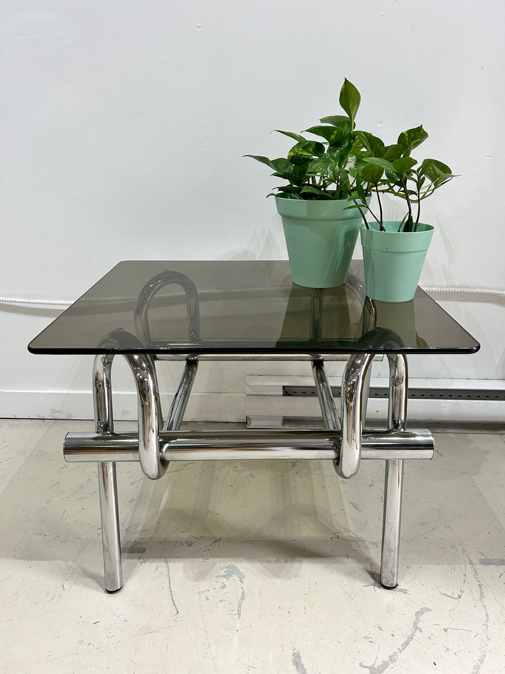 Table d’appoint chrome tubulaire avec vitre smokey black