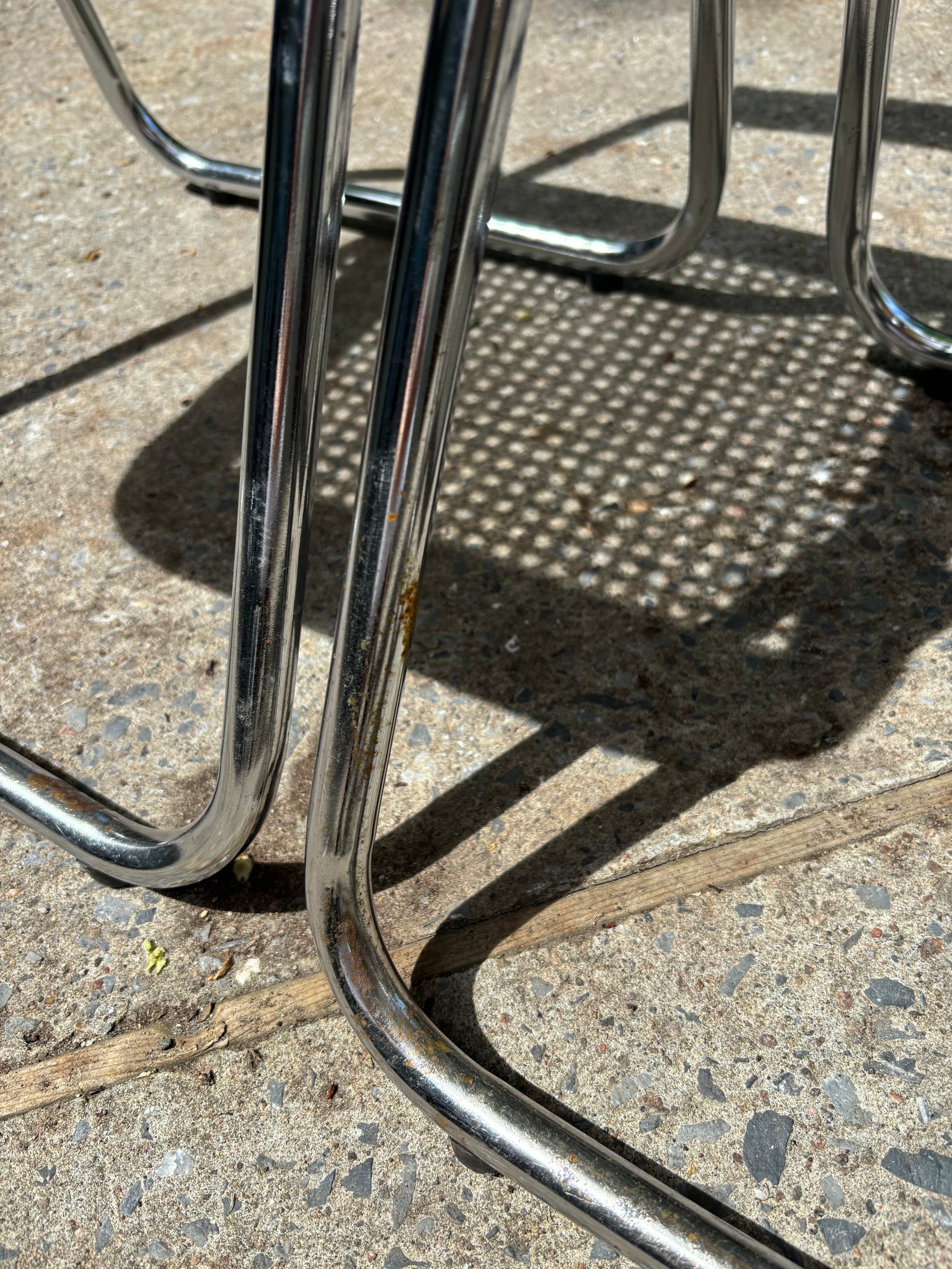 Chaises pliantes en chrome avec assises en cannage