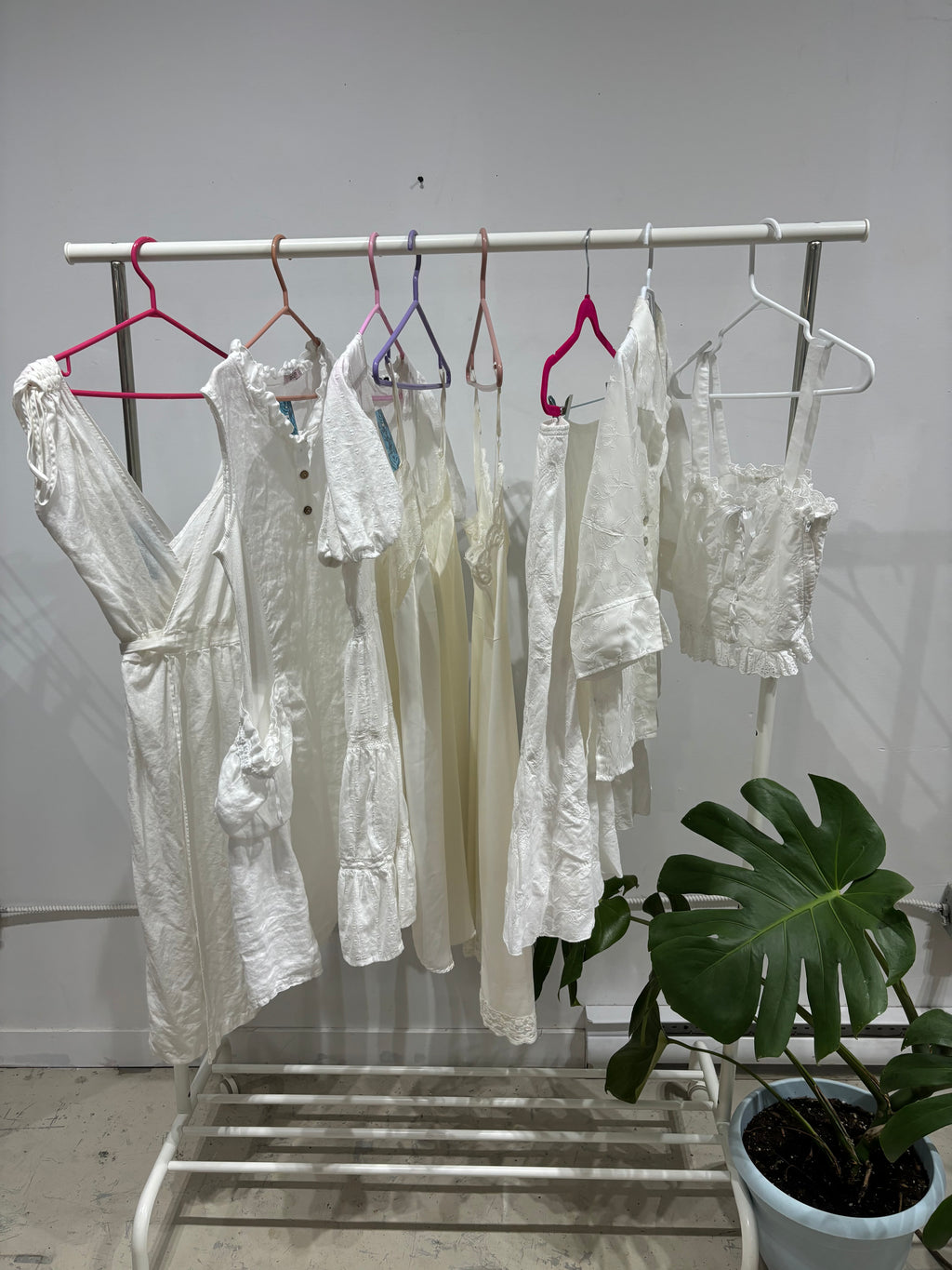 Sélection de vêtements d’été blancs vintage et pré-aimé