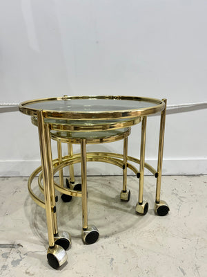 Petites tables d’appoint rondes en laiton doré sur roues