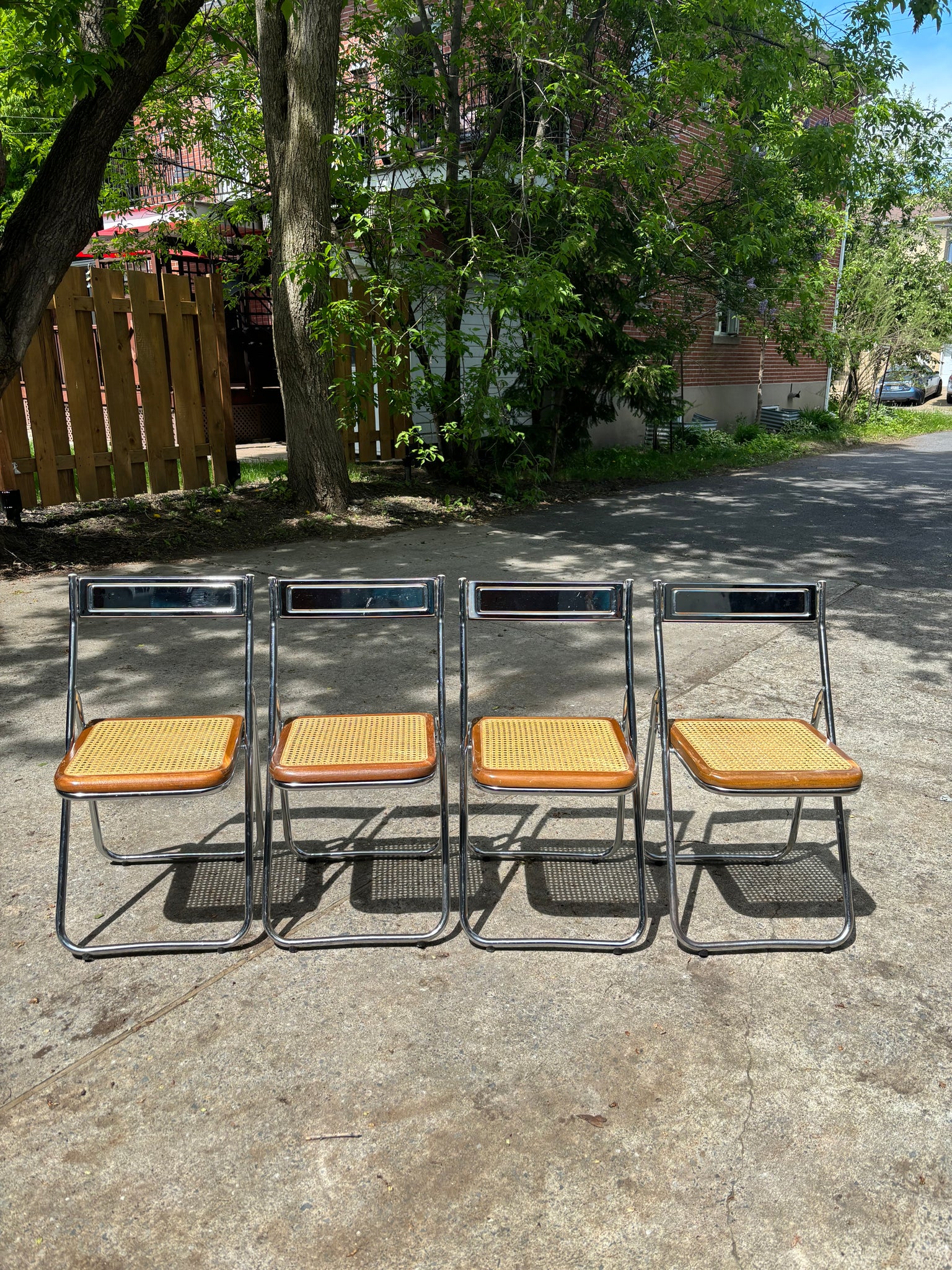 Chaises pliantes en chrome avec assises en cannage