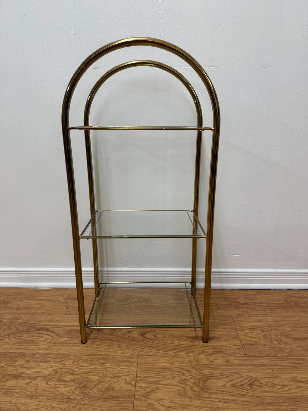 Petite étagère archée laiton doré
