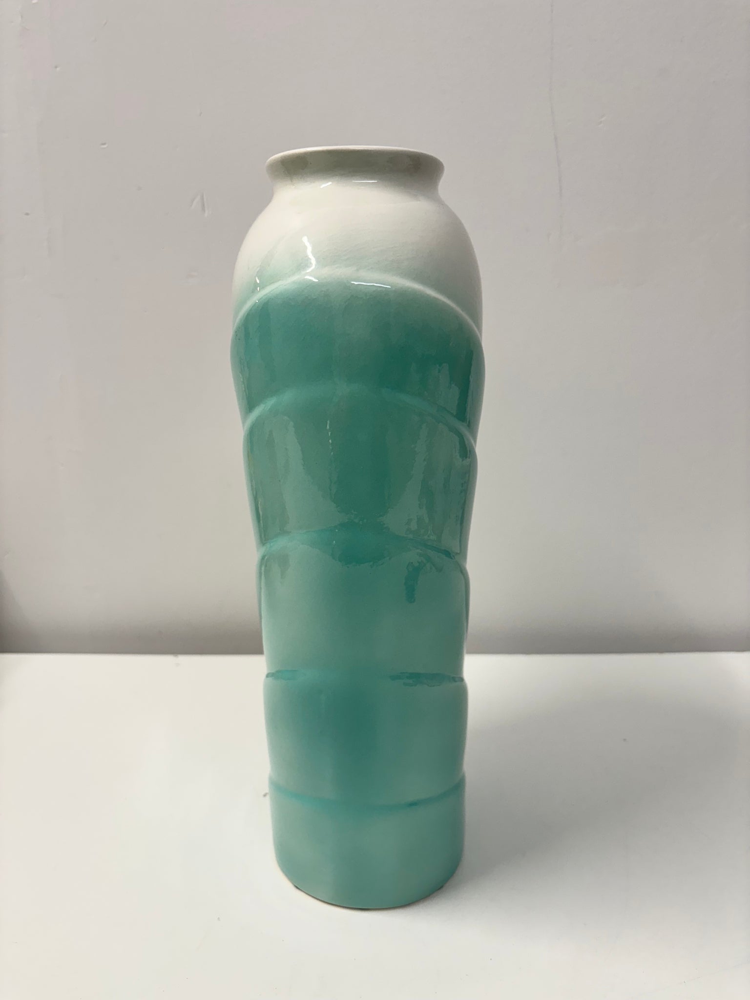 Grand vase art deco en céramique turquoise et blanc