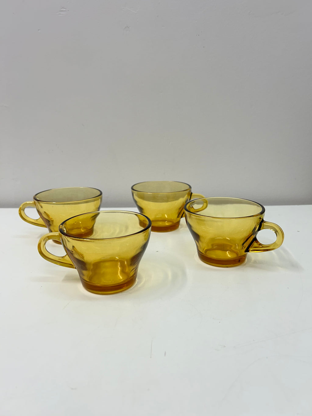 Ensemble de tasses en verre jaune