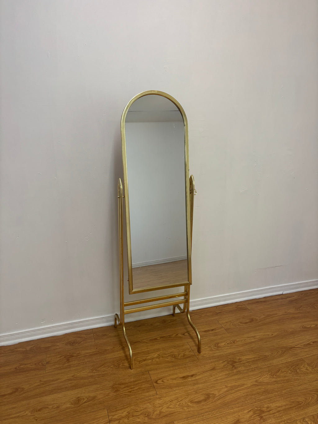 Miroir doré laiton arché pivotant sur pied