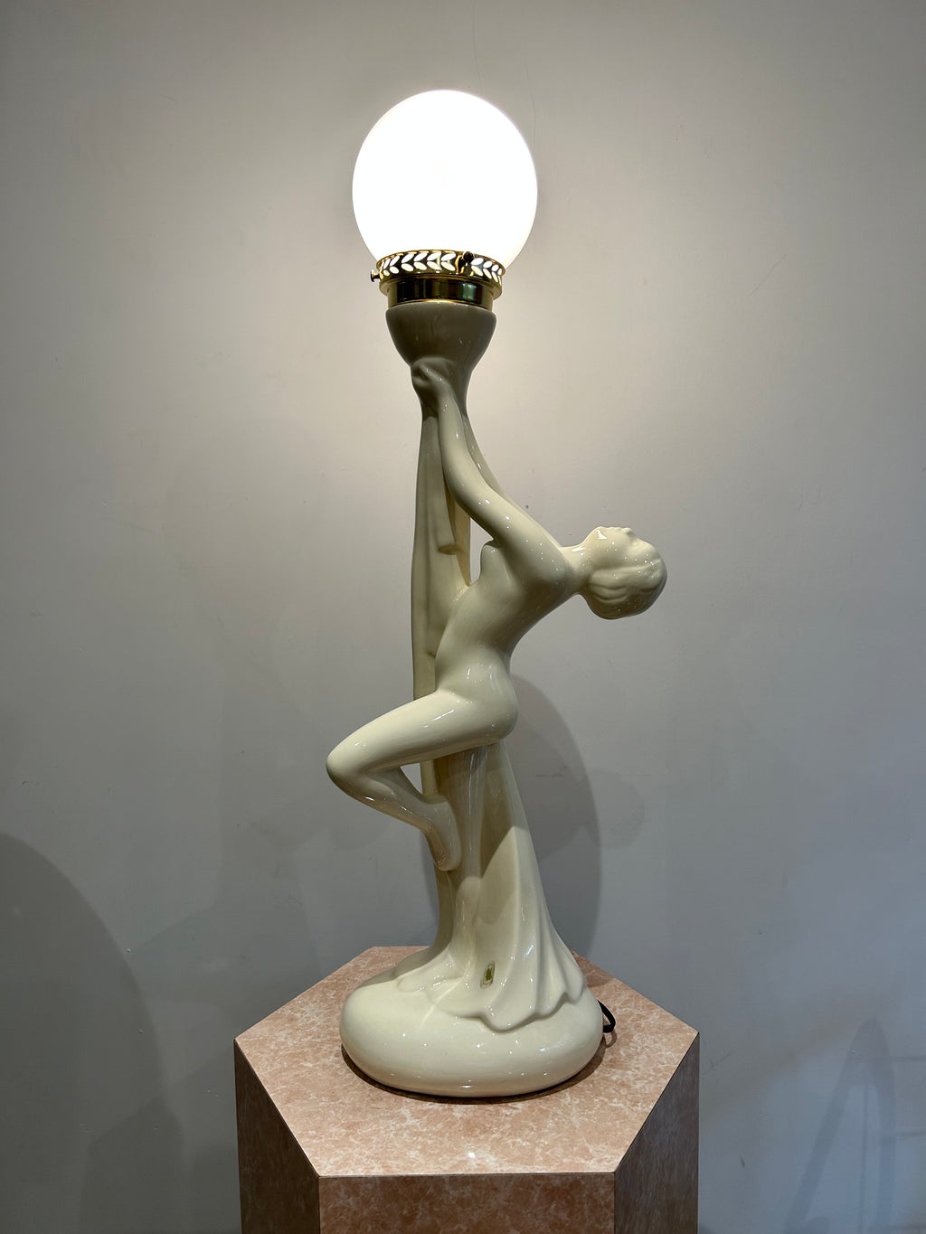 White porcelaine art deco lady lamp