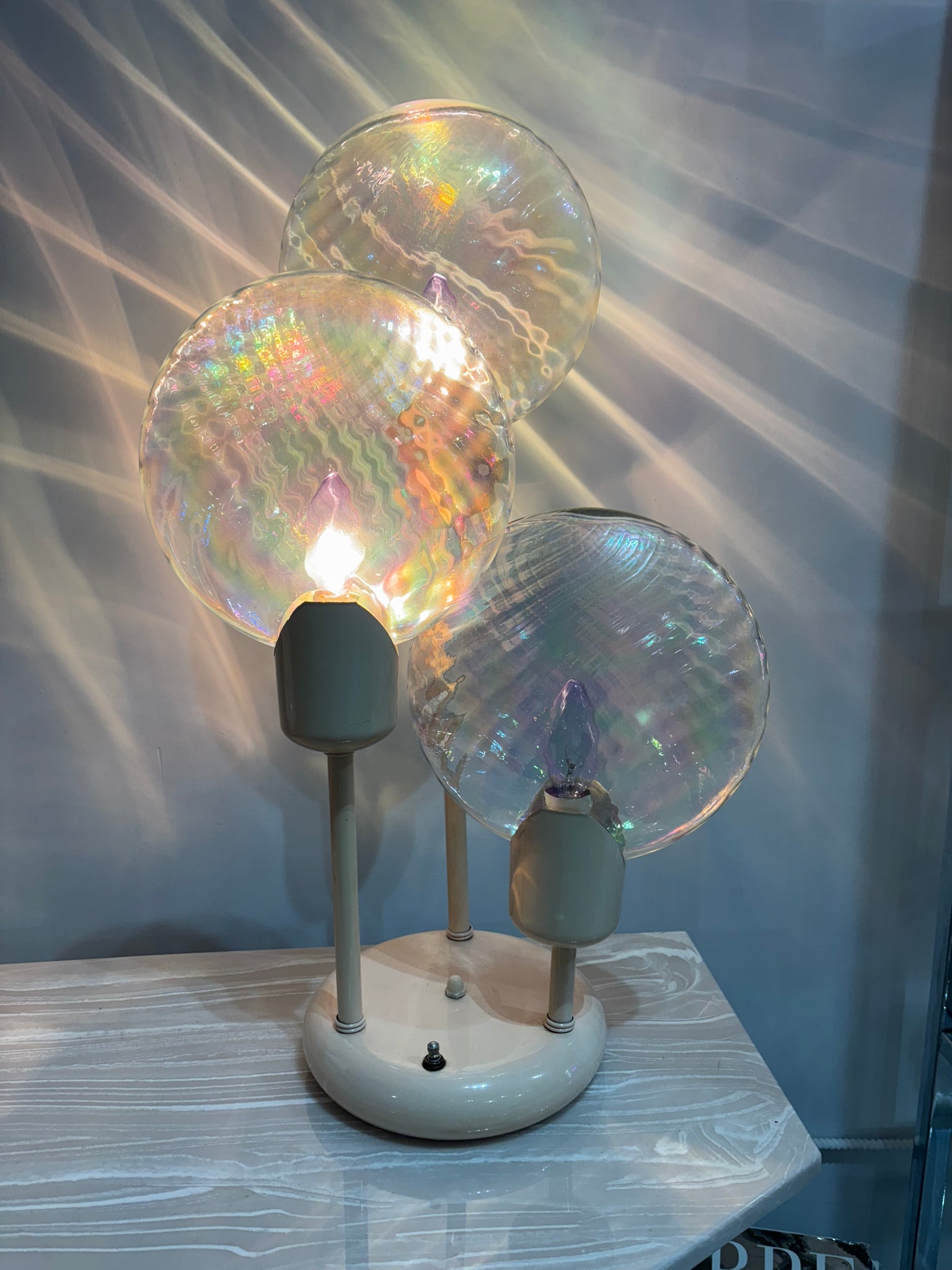 Lampe de table lollipop pêche avec globes en verre irisé