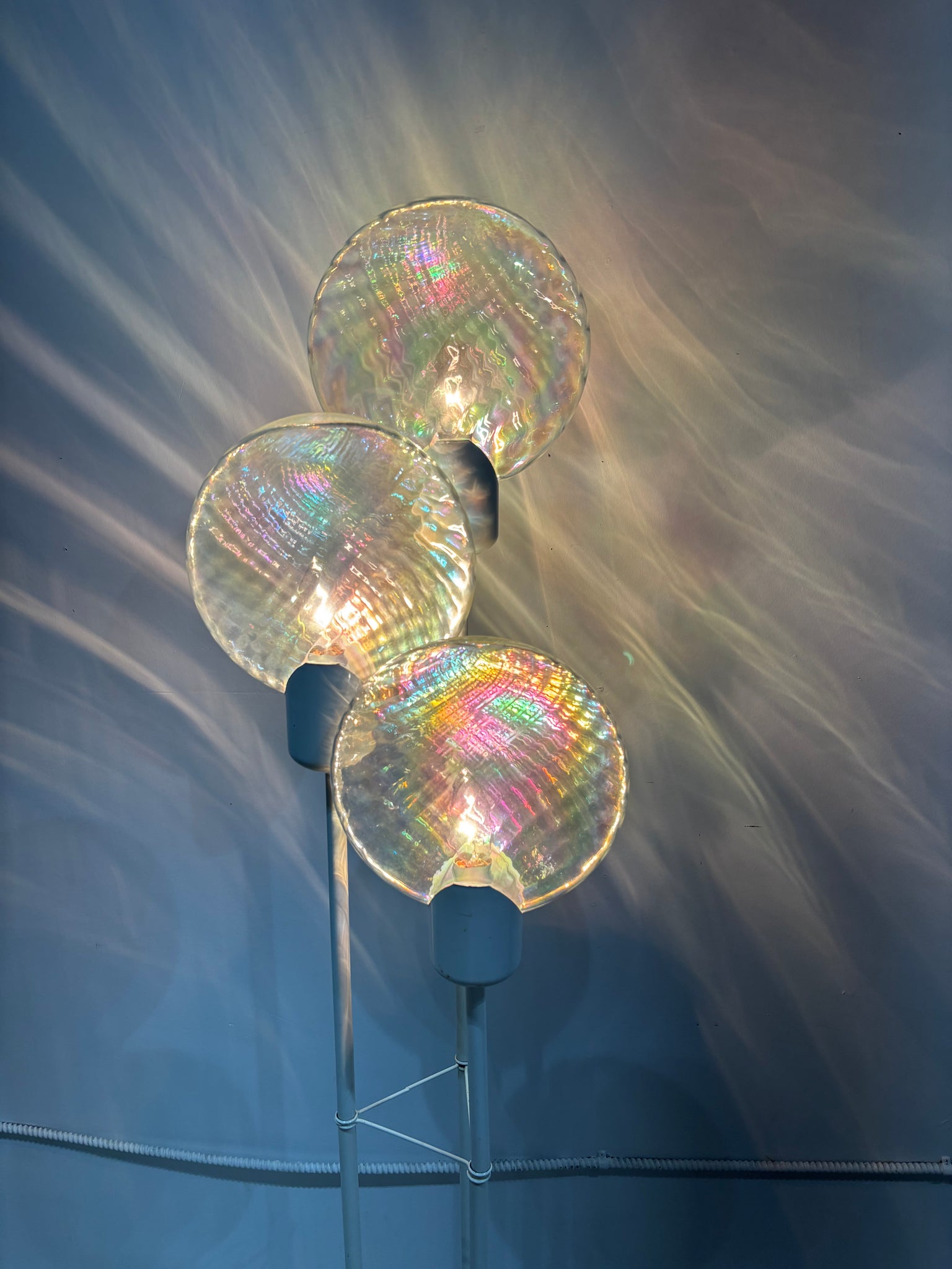 Lampe de plancher lollipop blanche avec globes irisés