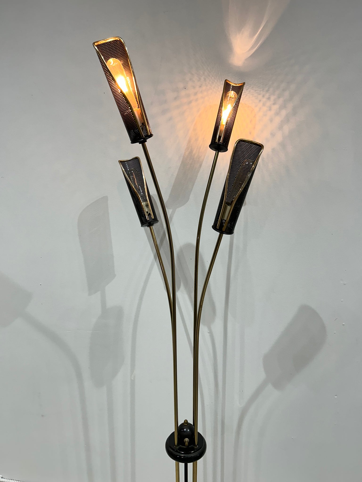 Lampe de plancher noire en métal avec quenouilles