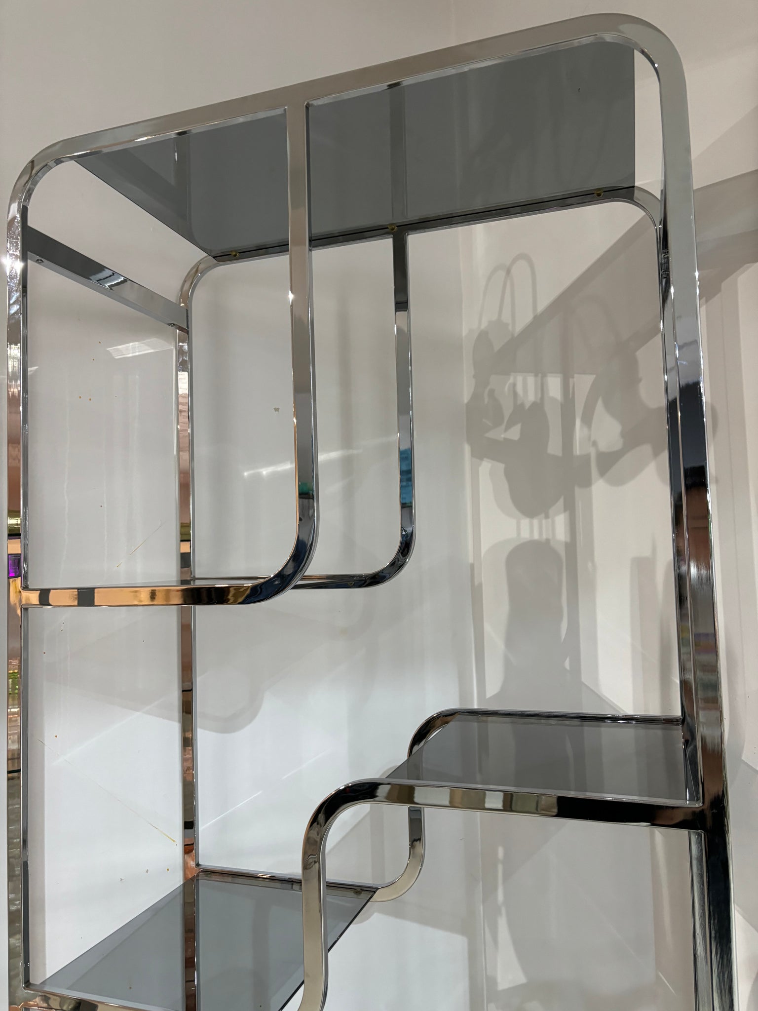 XL étagère chrome avec tablettes en verre smokey black