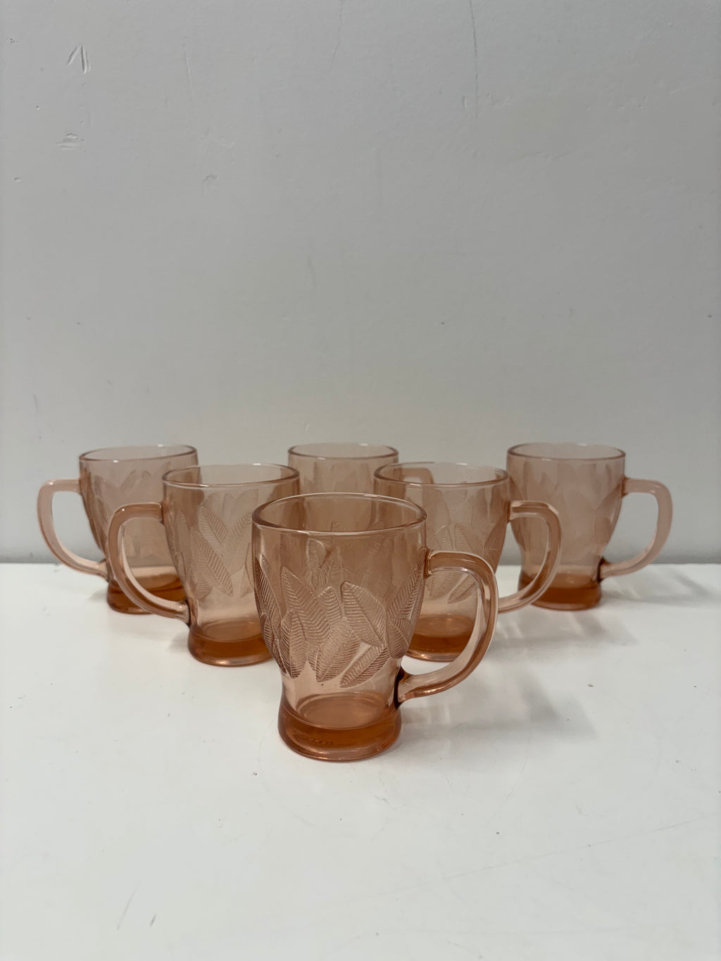 Ensemble de tasses roses de style pink depression glass