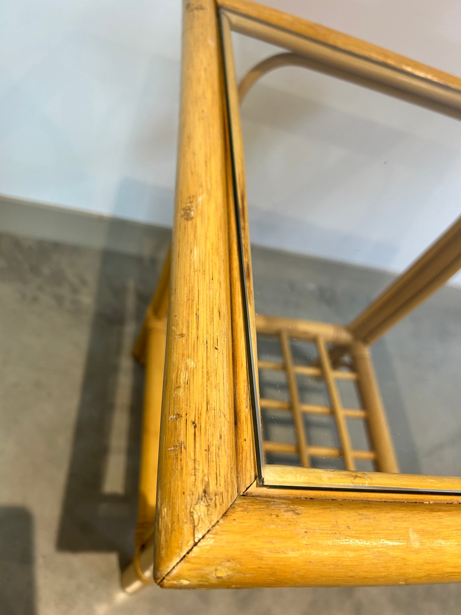 Petite table d’appoint carré en bambou