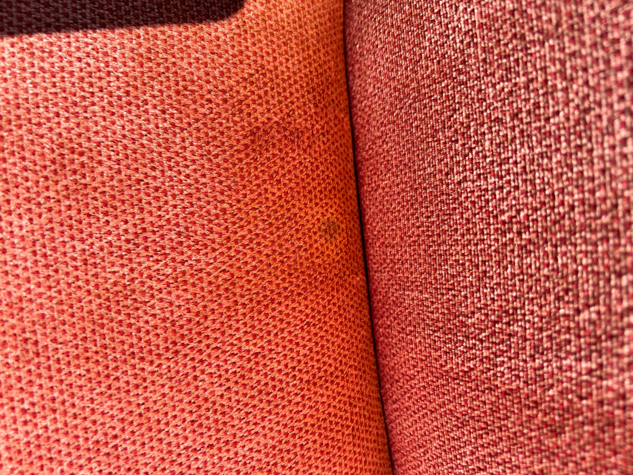 Chaises en velour de couleur fraise et chrome