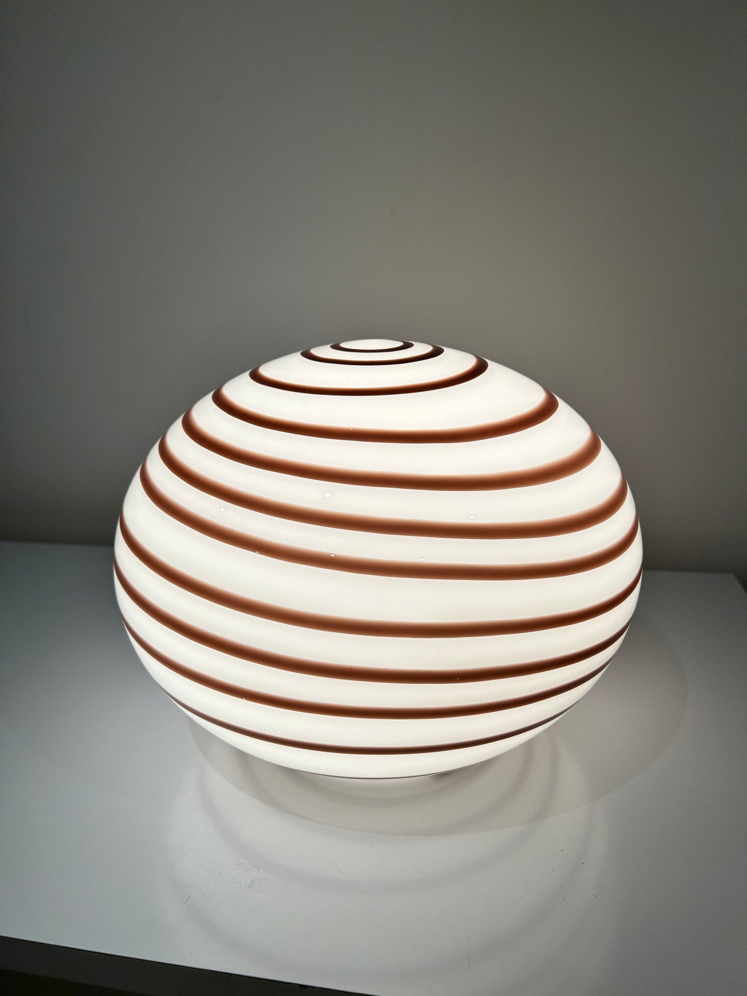 Round swirly glass table lamp