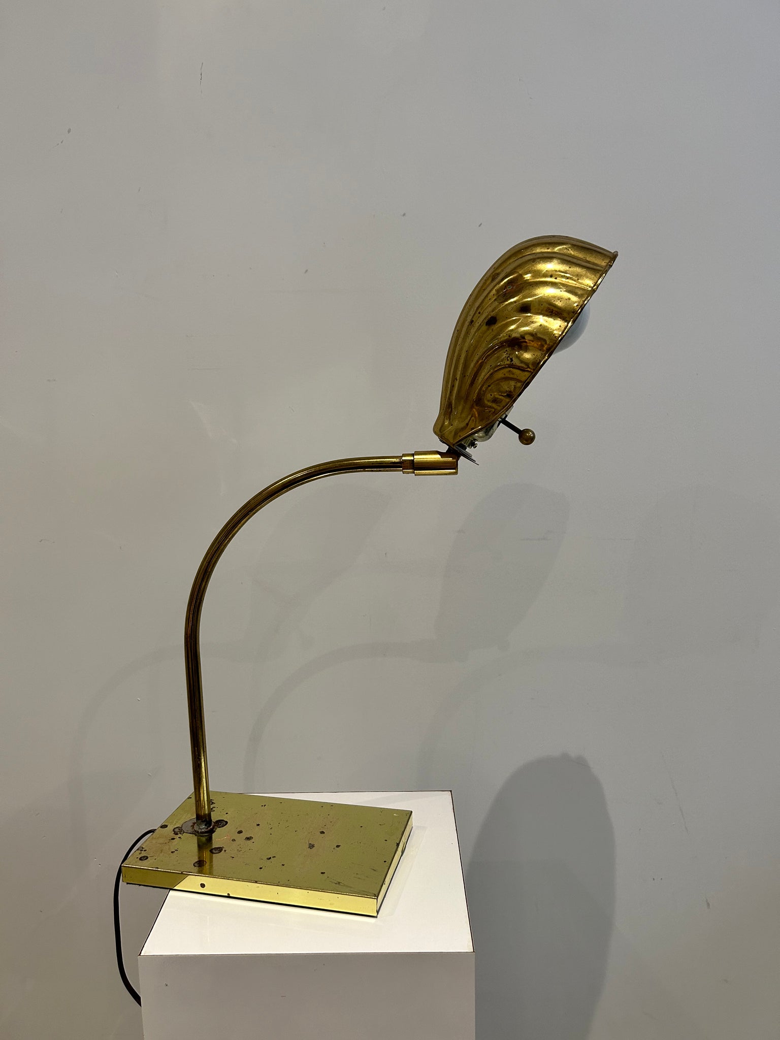 Golden brass seashell table lamp