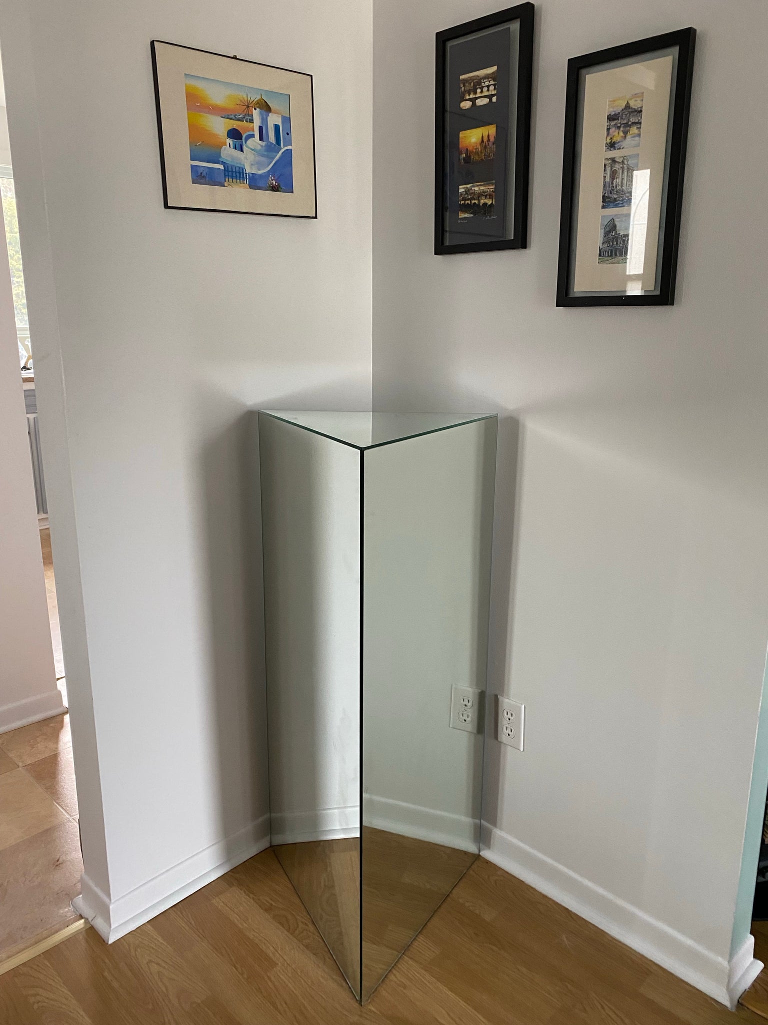 Triangular mirror podium