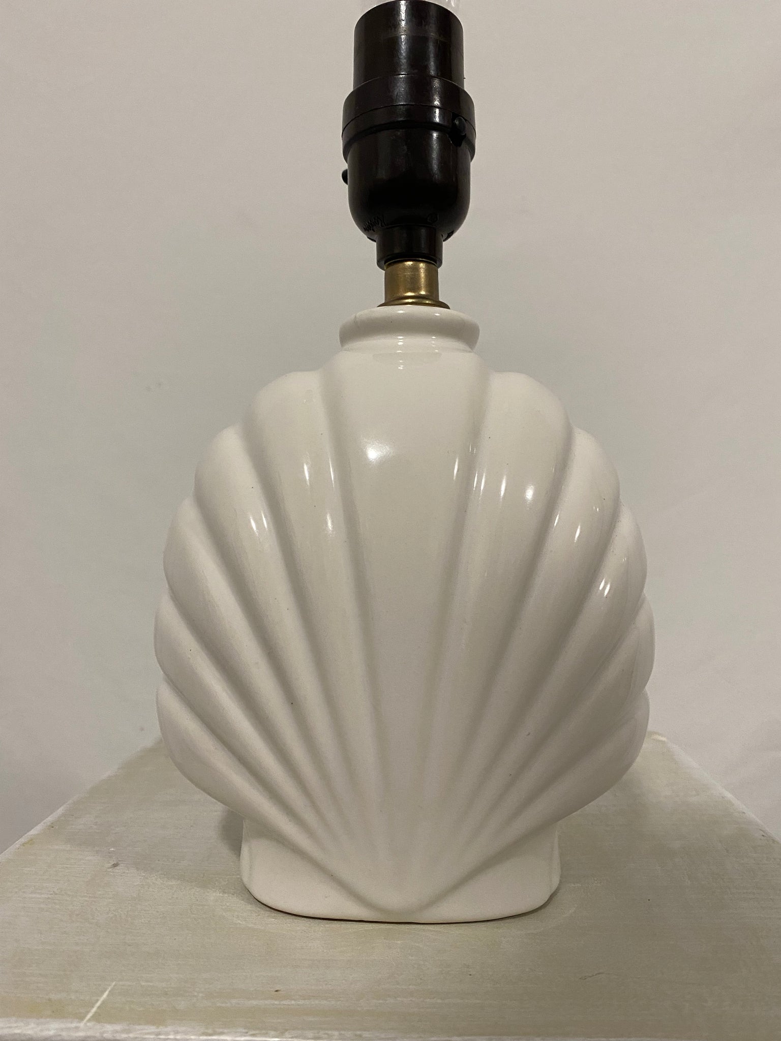Small white ceramic seashell lamp